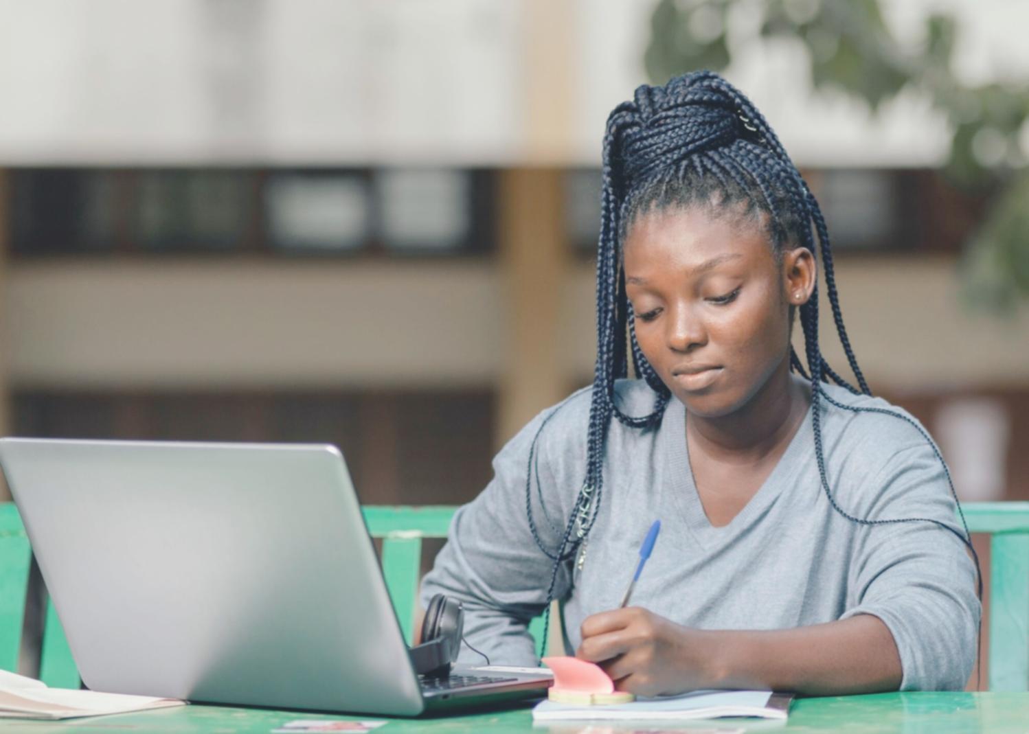 Studio attrezzato con postazioni individuali per il trucco