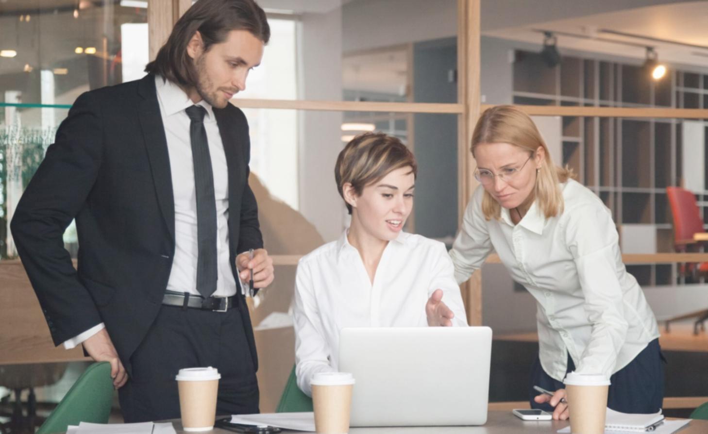 Lezione pratica di makeup con trucco da sera su modella